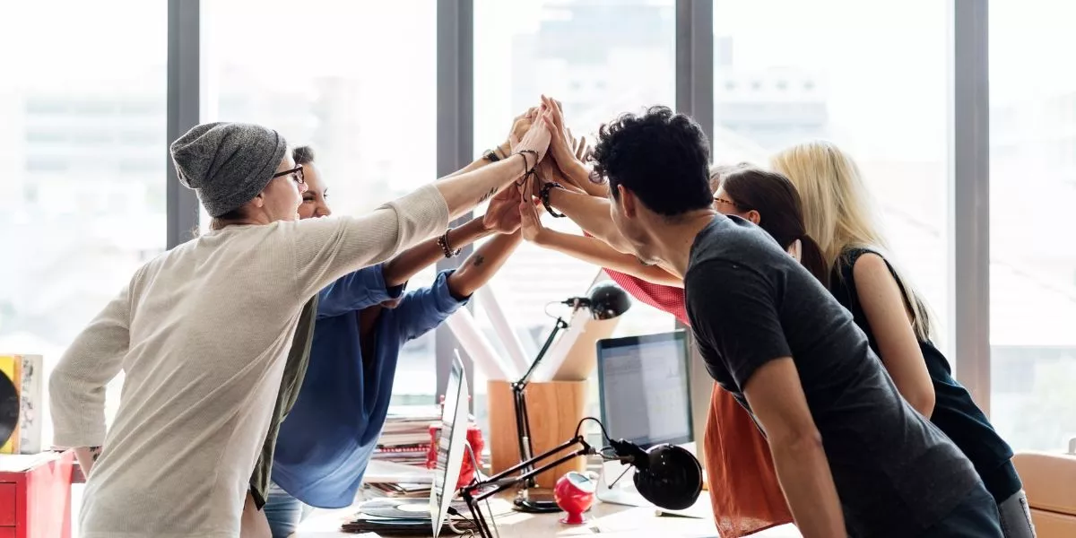 amigos en la oficina  