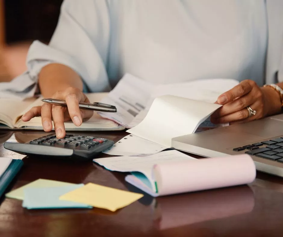 Colaborador consultando devolución de IRPF 2025 en Uruguay 