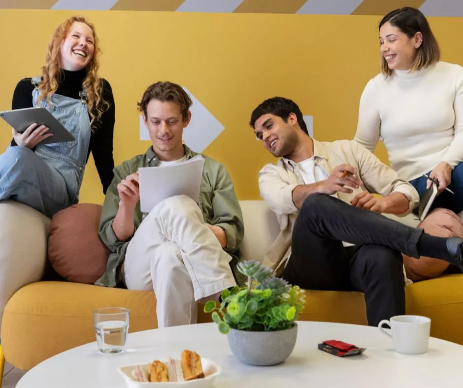 Grupo de colaboradores Millennials y Gen z en su trabajo ideal 