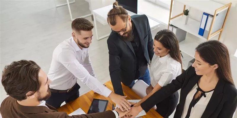colaboradores motivados trabajando en equipo 