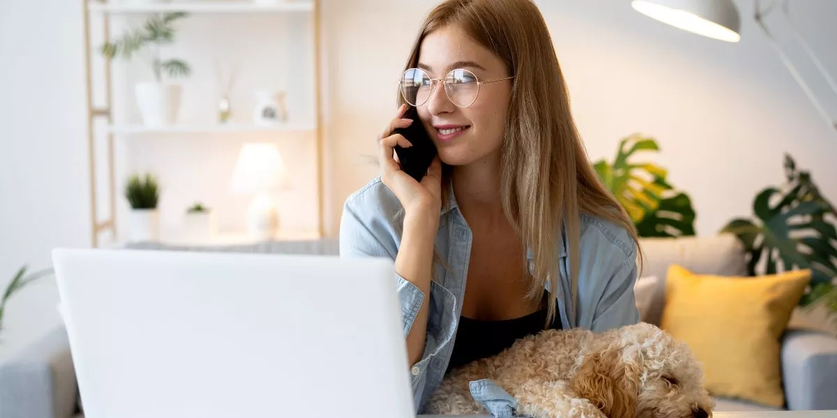 colaboradora teletrabajando en Uruguay 