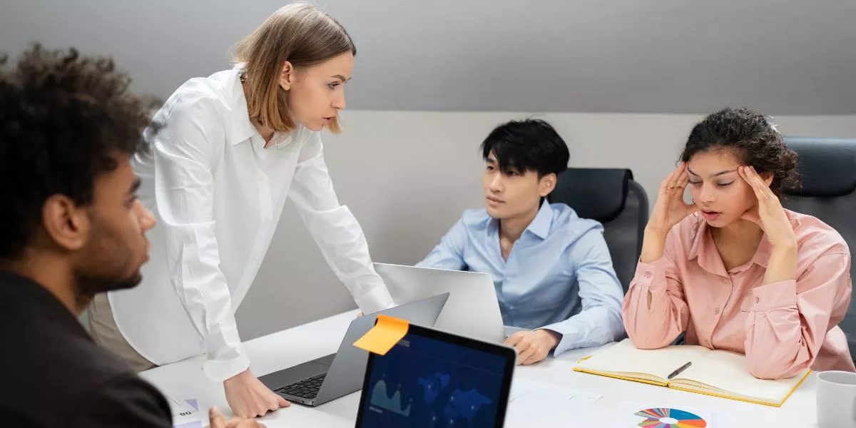 líder gestionando un conflicto interno de su equipo sin tomar partido 