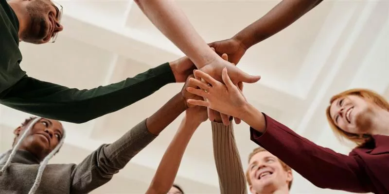 Equipo de trabajo motivado celebrando  