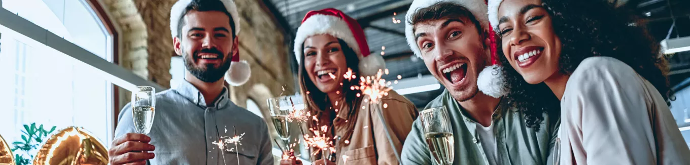 Grupo de colaboradores celebra Navidad en la oficina  