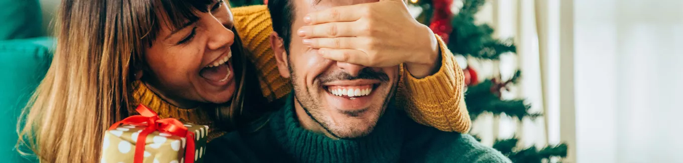 Pareja celebra Navidad con Pluxee Tarjeta Navidad 