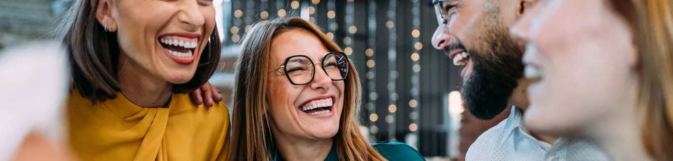 Amigos de trabajo celebran el fin de año 