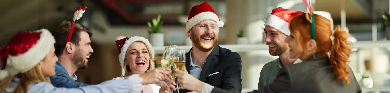 Amigos de trabajo celebran Navidad en la oficina 