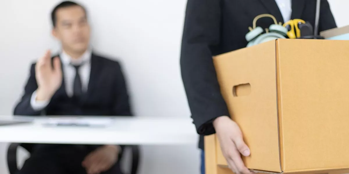 Colaborador renuncia a su trabajo y se lleva los artículos del escritorio en una caja 