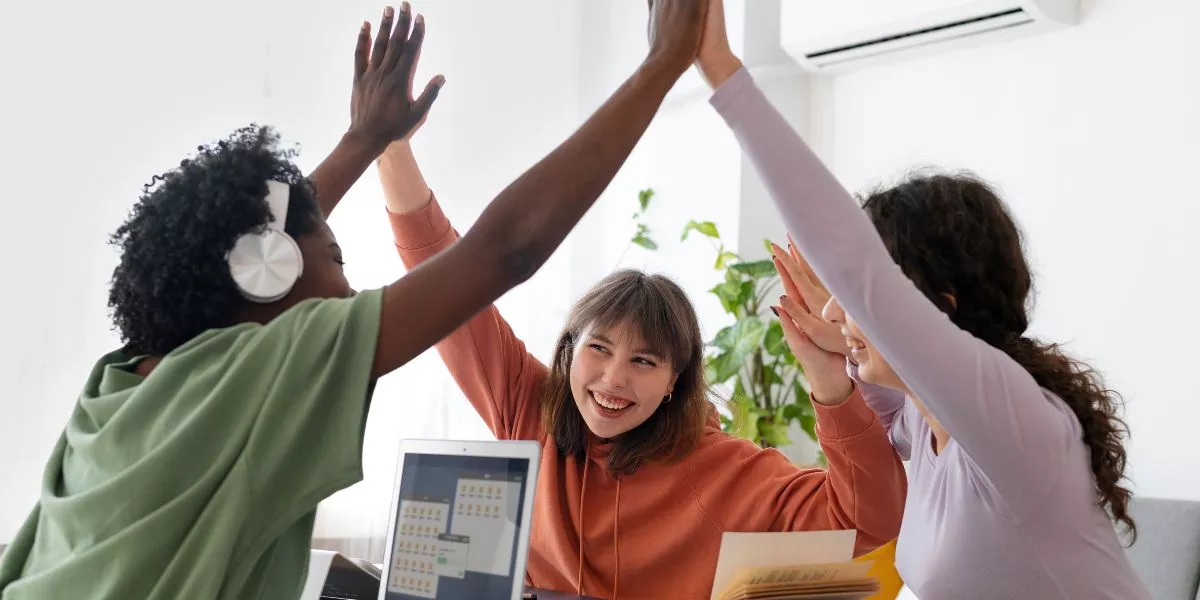 Compañeros de trabajo celebrando porque tienen la libertad de elegir sus beneficios laborales 