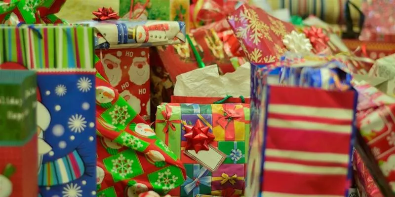 Paquetes de regalo envueltos en papel con motivo navideño 