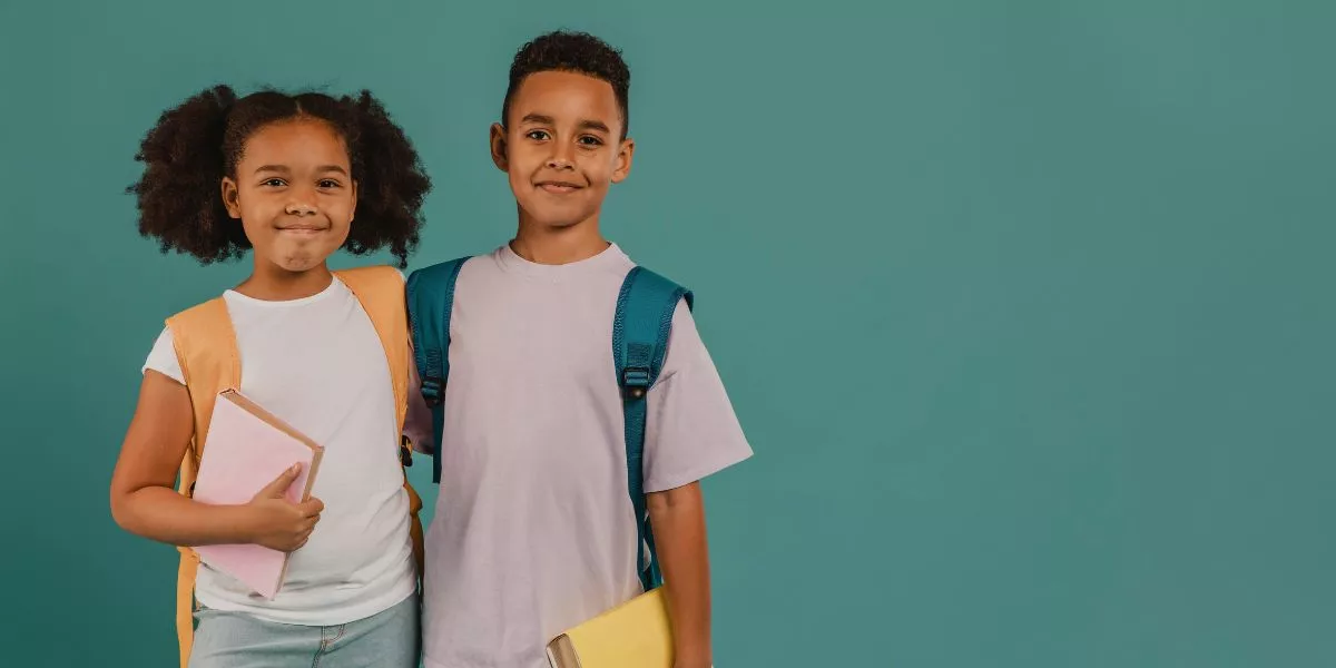Niños con mochilas y útiles escolares, representando la vuelta a clases y su impacto en las familias. 