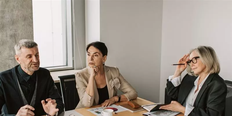 Equipo de recursos humanos evaluando qué proveedor de beneficios corporativos les conviene elegir 