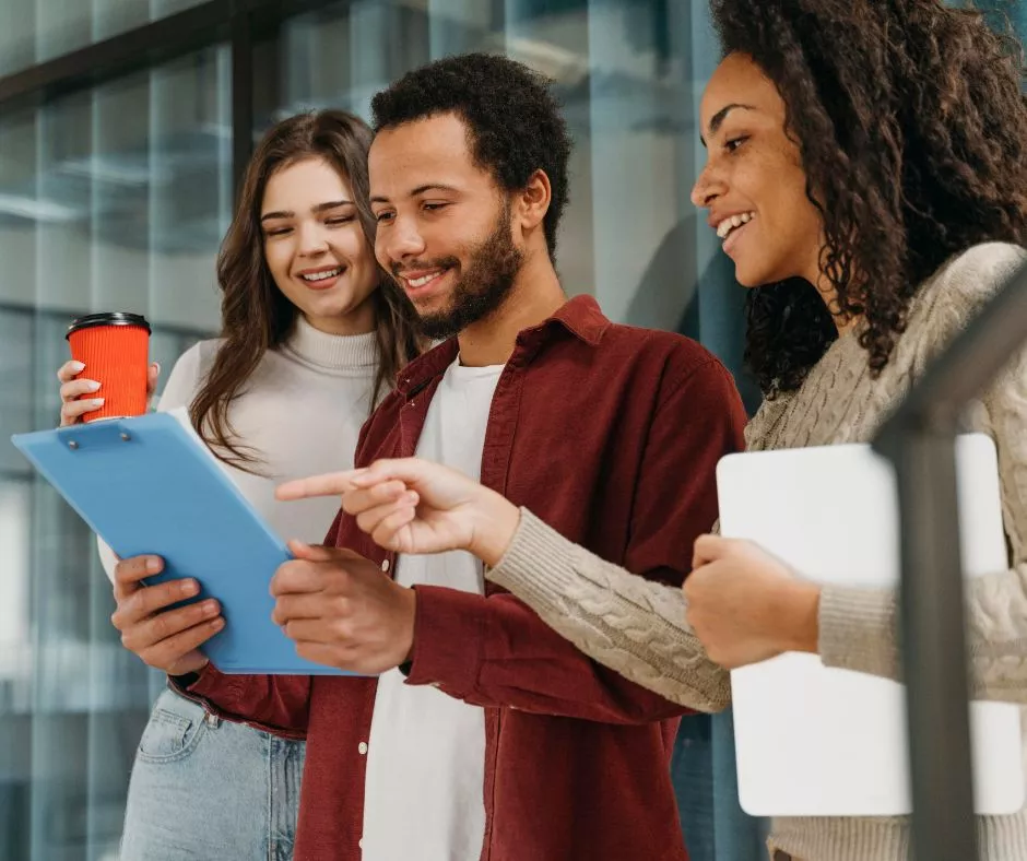 Grupo de recursos humanos revisando la experiencia del colaborador para 2026 