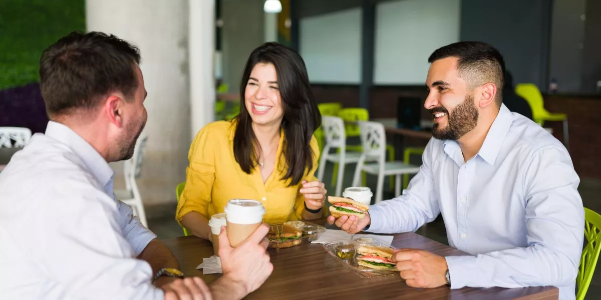 Compañeros de trabajo compartiendo el almuerzo en la oficina 