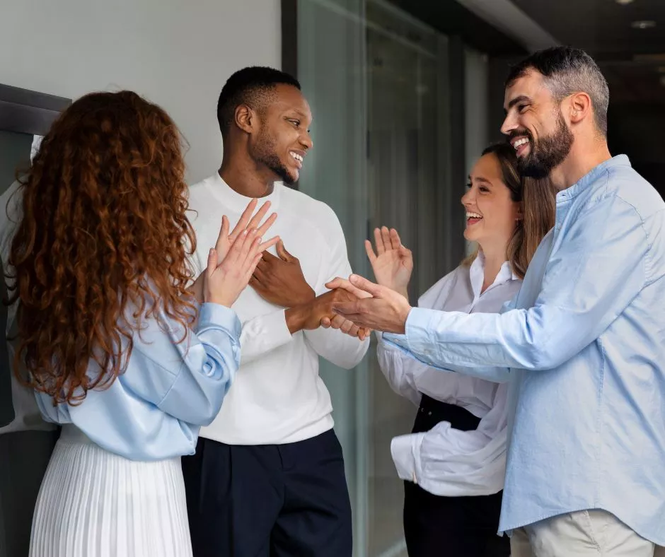 equipo de trabajo celebrando los beneficios no salariales que su empresa les brinda