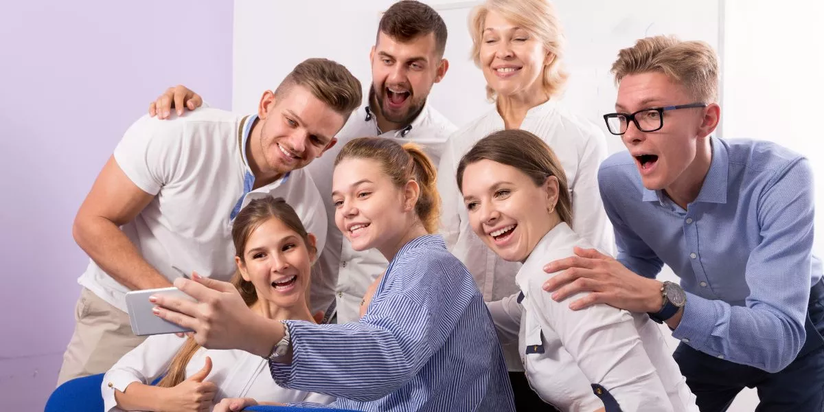 Jóvenes profesionales en el trabajo compartiendo en equipo, ejemplo de ambiente laboral flexible en Uruguay 