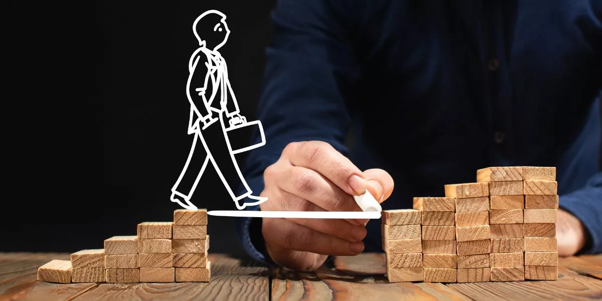 Plan de desarrollo profesional representado con bloques y figura avanzando en carrera laboral 