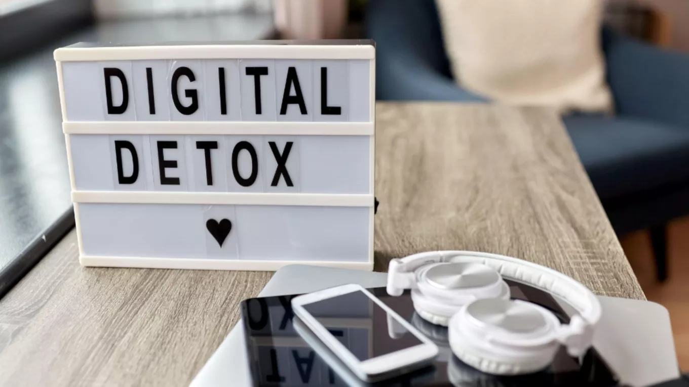 Qué es el detox digital y por qué es importante para el bienestar laboral 