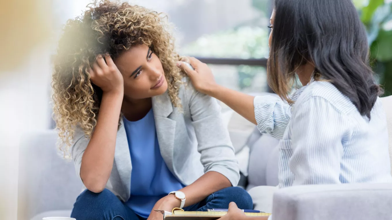 Líder generando espacios de feedback y conversación con los colaboradores de su equipo para cuidar la salud mental en el trabajo
