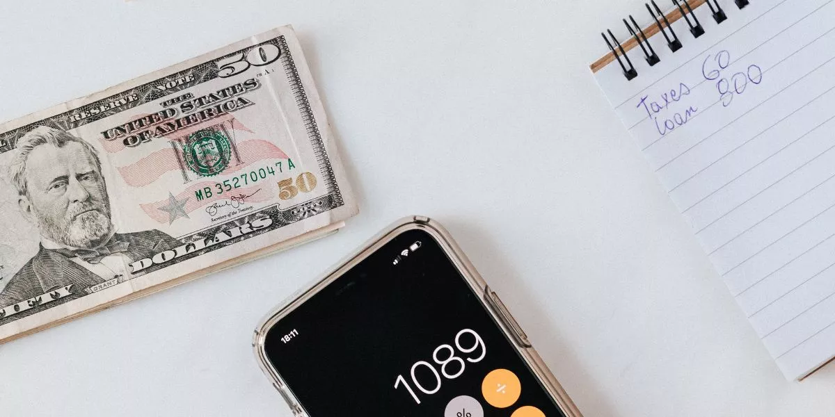 Colaborador calculando el aumento de sueldo que recibió en su empresa
