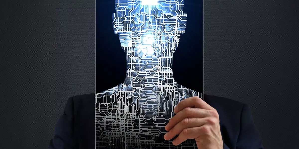 Profesional sosteniendo una imagen humana formada por circuitos que representa la inteligencia artificial y la movilidad interna. 