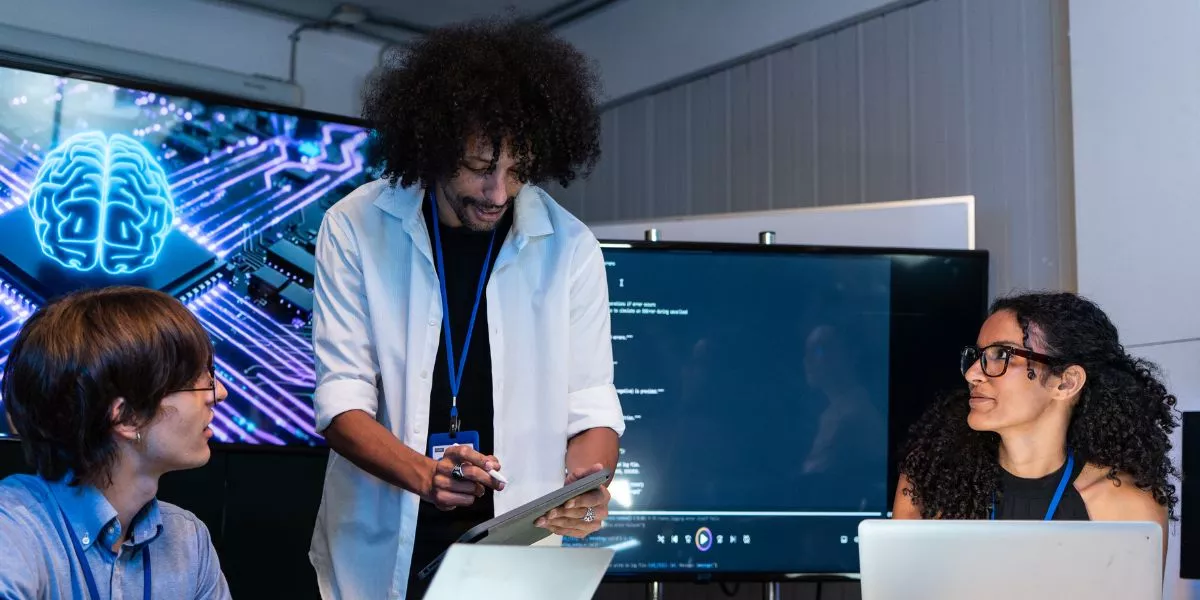 Equipo de trabajo utilizando inteligencia artificial para mejorar la gestión y el liderazgo. 