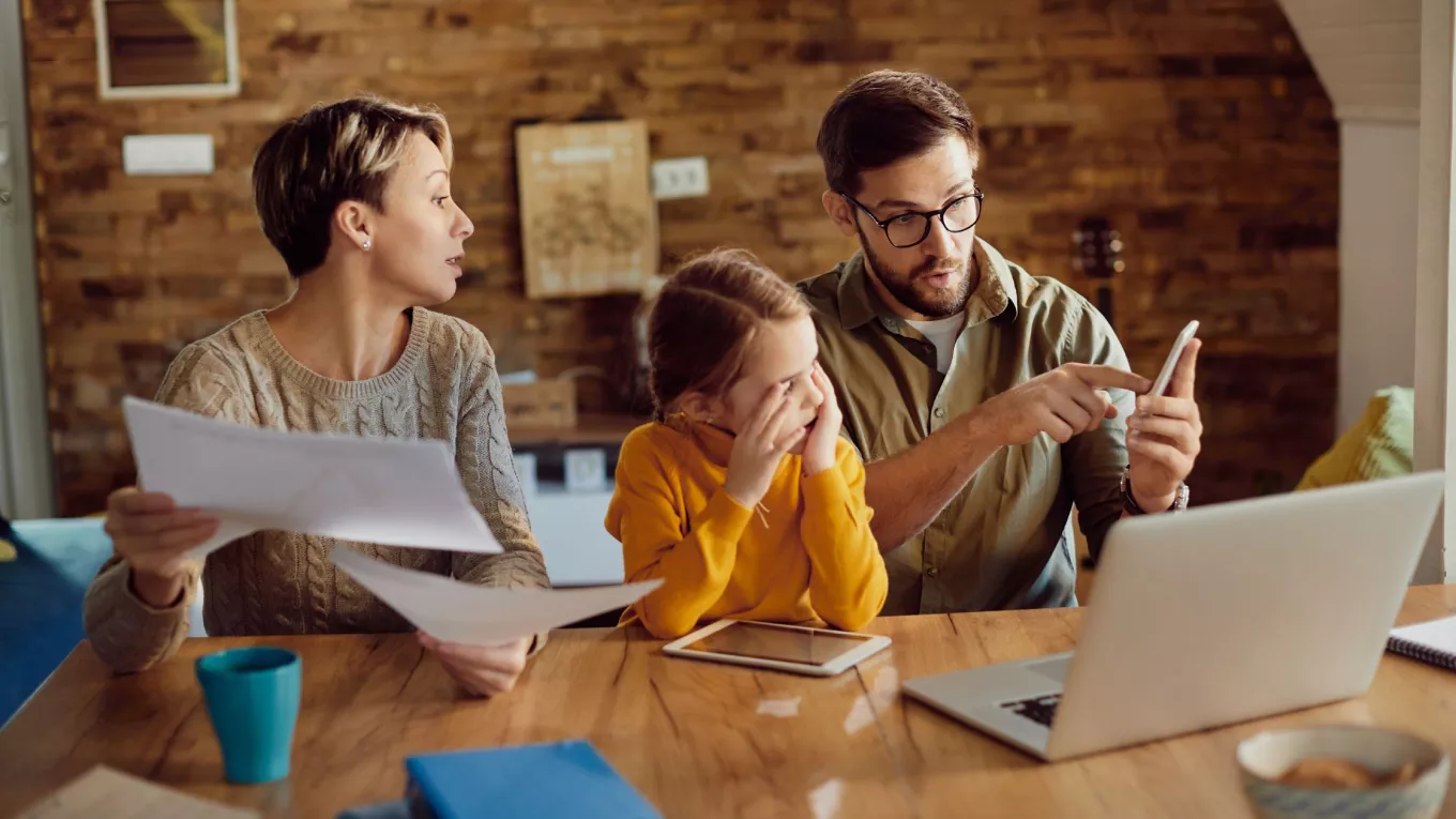 Personas trabajando en la casa junto a sus hijos, como ejemplo de la conciliación de la vida familiar y laboral.