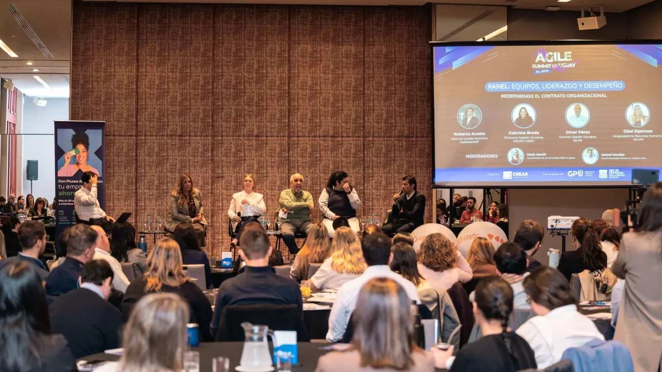 Referentes de gestión humana participan en el panel sobre equipos, liderazgo y desempeño del Agile Summit Uruguay.