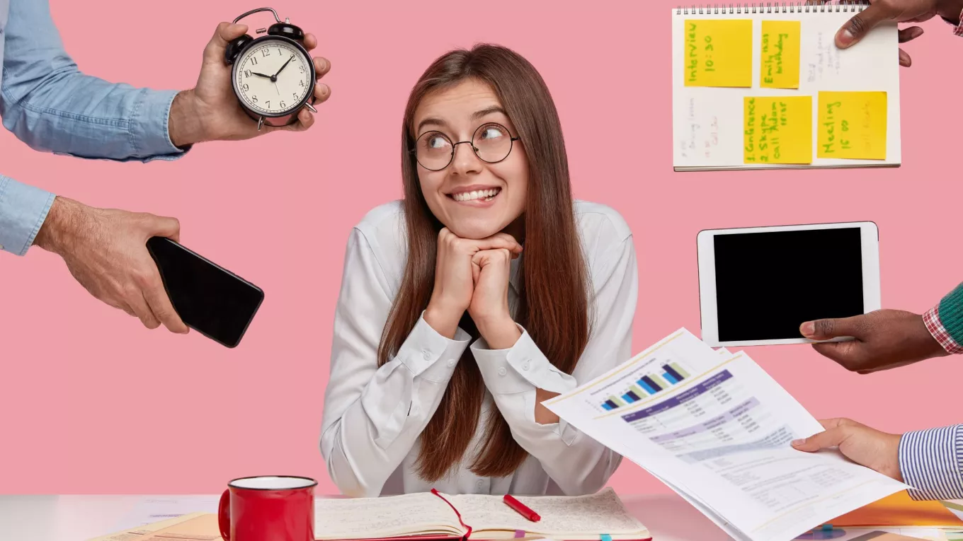 Colaboradora intentando organizar las tareas y los tiempos de tener dos trabajos.