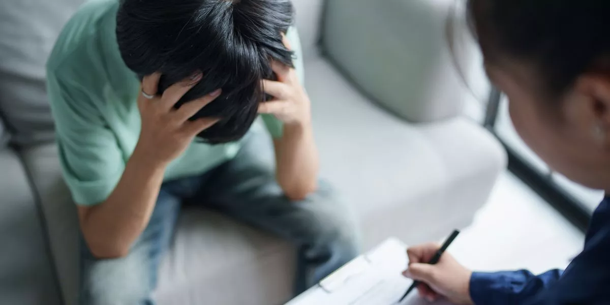 Persona recibe apoyo profesional para cuidar su salud mental en el trabajo 