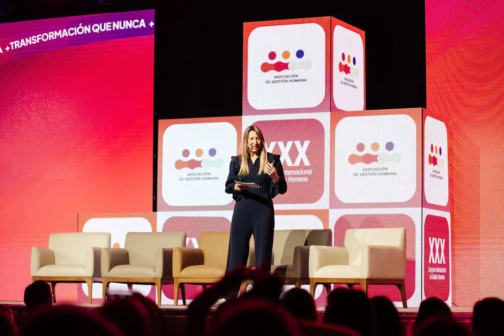 Expositora presenta los desafíos del futuro del trabajo en el Congreso Internacional de Gestión Humana 2026.