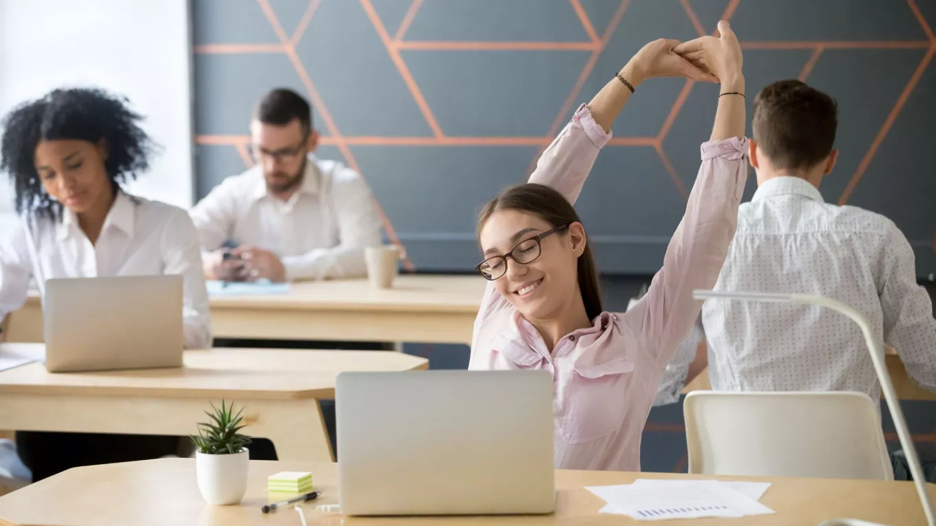 Colaboradores realizando pausa activa en la jornada de trabajo como parte de un plan de cuidado de salud laboral.