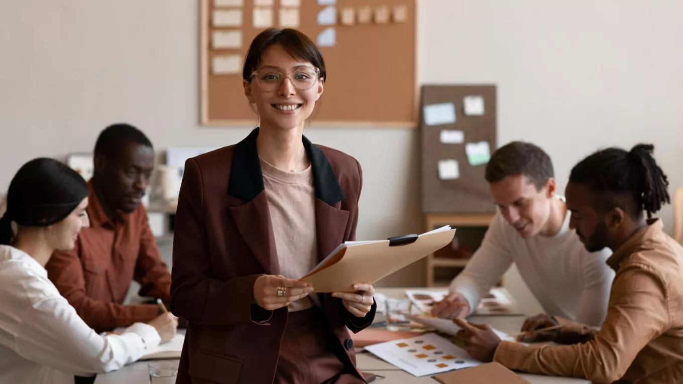 Profesional de Recursos Humanos junto a su equipo en una oficina. 