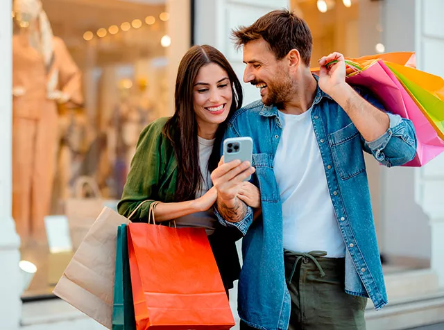 Foto de una pareja haciendo compras en el shopping con la Gift Card de Pluxee
