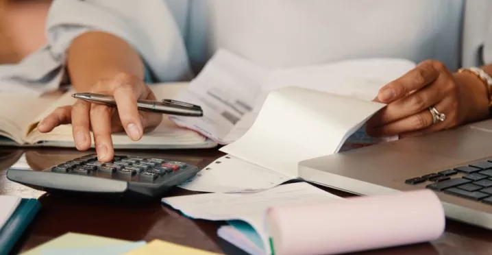 Colaborador consultando devolución de IRPF 2025 en Uruguay