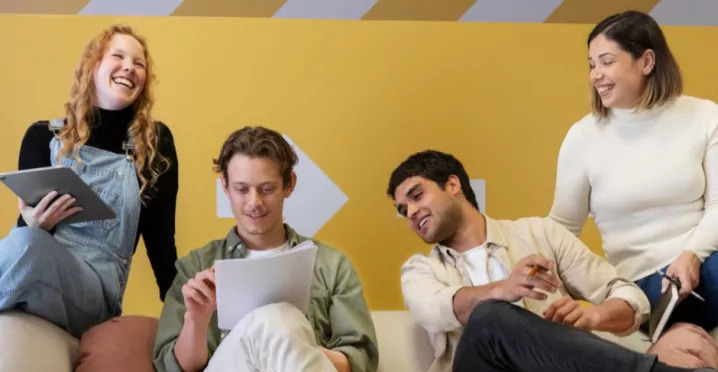 Grupo de colaboradores Millennials y Gen z en su trabajo ideal