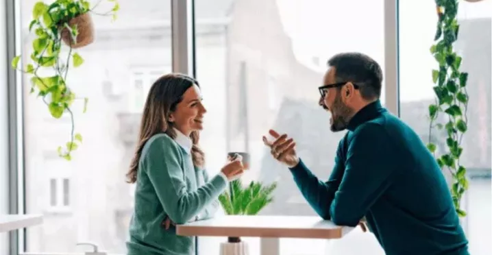 Colaboradores conversando en el break de la oficina
