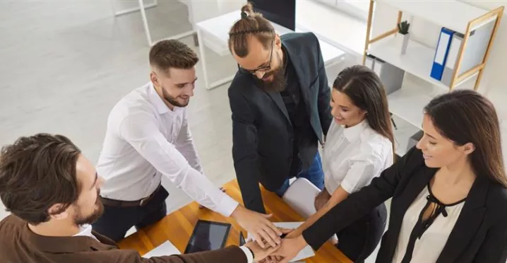 colaboradores motivados trabajando en equipo