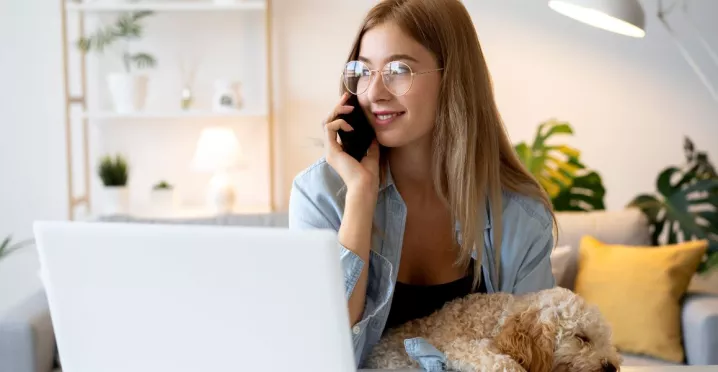 colaboradora teletrabajando en Uruguay
