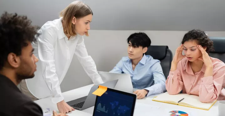 líder gestionando un conflicto interno de su equipo sin tomar partido
