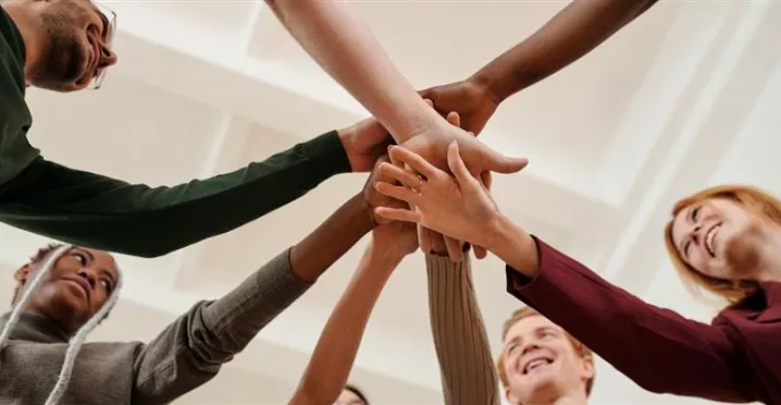 Equipo de trabajo motivado celebrando 