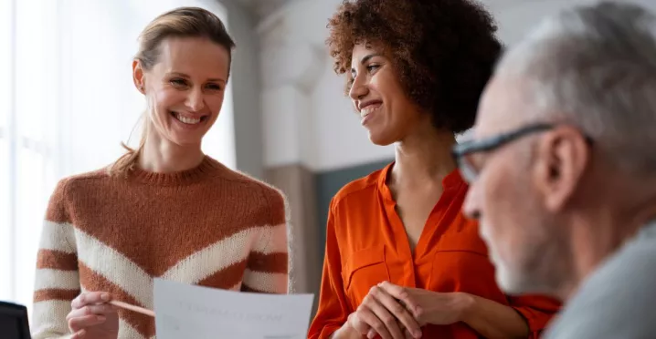 empleados y colaboradores negociando en convenios colectivos de trabajo en Uruguay