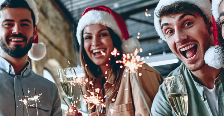 Grupo de colaboradores celebra Navidad en la oficina 