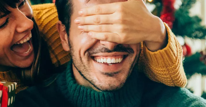 Pareja celebra Navidad con Pluxee Tarjeta Navidad