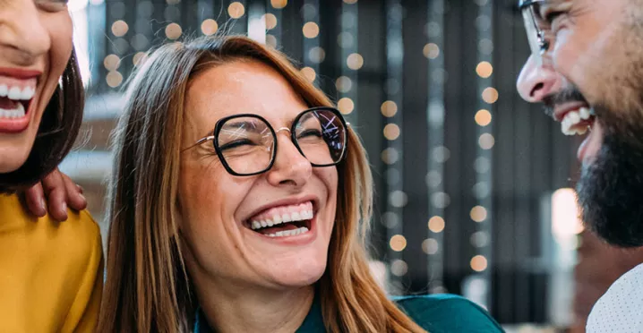 Amigos de trabajo celebran el fin de año