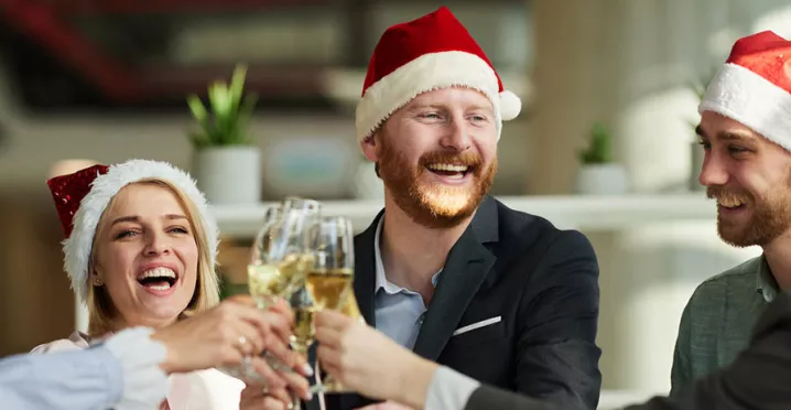 Amigos de trabajo celebran Navidad en la oficina
