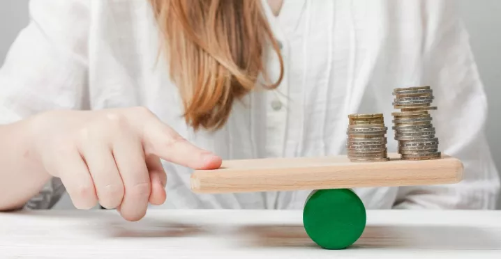 Colaboradora reflexionando acerca del peso que tienen sus compensaciones laborales