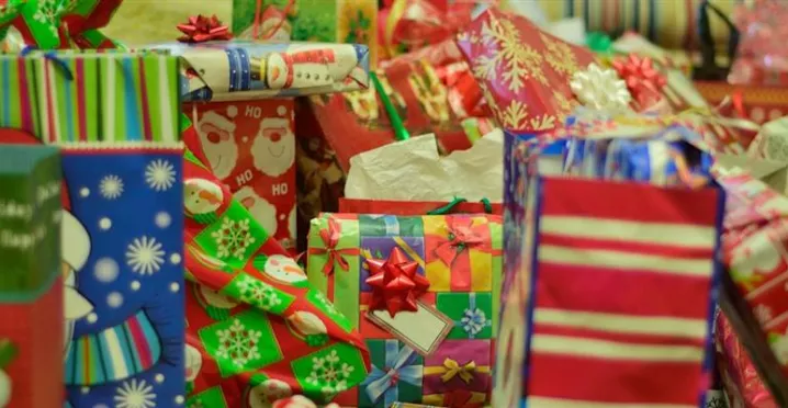Paquetes de regalo envueltos en papel con motivo navideño