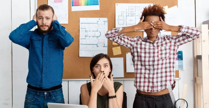 Colaboradores representando la falta de comunicación en el trabajo dentro de una empresa