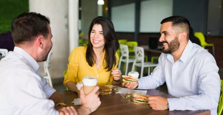 Compañeros de trabajo compartiendo el almuerzo en la oficina